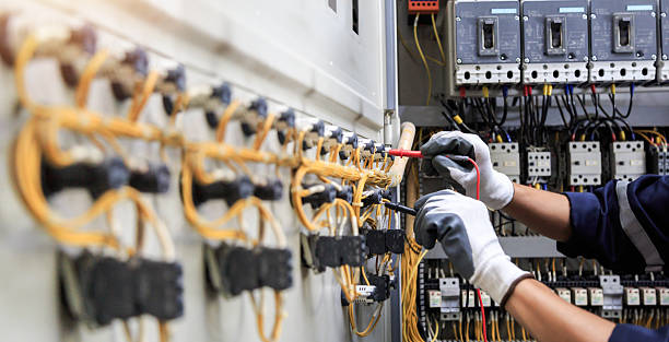 Professional Electrician technician working in Chicago Ridge, IL